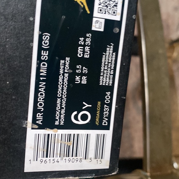 NEW AIR JORDAN 1 MID (GS) - Picture 7 of 7